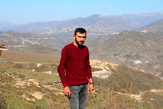 アゼルバイジャン領ナゴルノ・カラバフから避難したアラさん。後ろに見える町は2020年の紛争でアゼルバイジャンに奪還された=2023年10月31日、アルメニア南東部コルニゾール、中川仁樹撮影