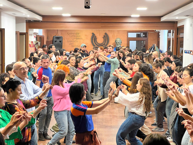 アルメニアの民族舞踏の教室は、力強く踊る若者らの熱気に包まれていた=2023年10月27日、エレバン