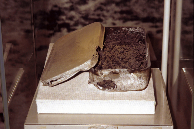 1995年の米国立スミソニアン航空宇宙博物館の原爆展のため、当初、広島市が貸し出しを依頼されていた焼け焦げた弁当箱=広島市中区の広島平和記念資料館、朝日新聞社撮影