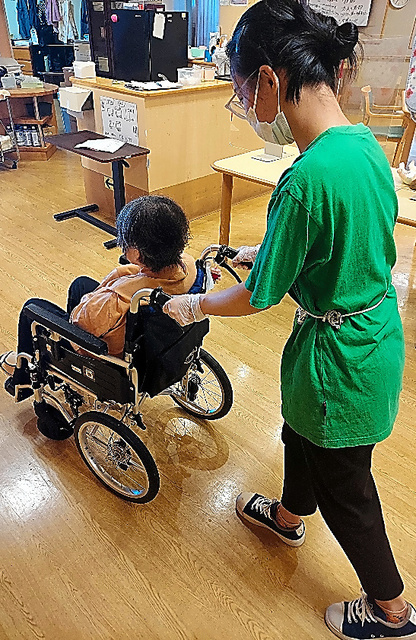 施設で暮らす高齢者を支える介護職員（右）＝東京都内、特別養護老人ホーム「博水の郷」提供（本文とは関係ありません）