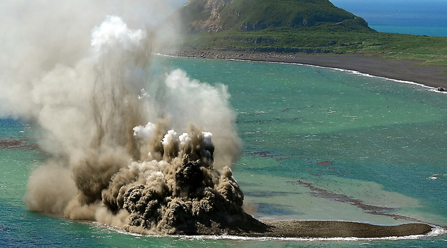硫黄島の近くで噴煙を上げて噴火する火山