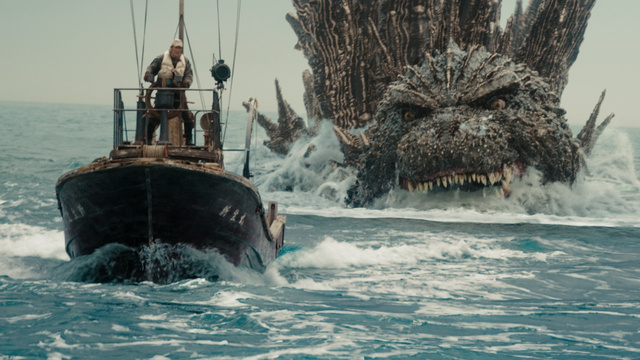 ゴジラが海を泳ぎ、船を襲おうとする場面も=映画「ゴジラ―1.0」は全国東宝系にて公開中（C）2023　TOHO　CO.,　LTD.