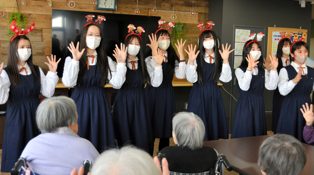 「赤鼻のトナカイ」を踊りながら歌う聖霊高校の生徒たち=2023年12月19日、愛知県瀬戸市、浦島千佳撮影