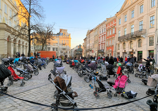 One　hundred　and　nine　unoccupied　baby　strollers　are　lined　up　outside　the　city　hall　in　Lviv,　Ukraine,　on　March　18　to　call　for　an　end　to　Russia’s　attacks.　Prosecutors　said　109　Ukrainian　children　were　killed　in　Russia’s　invasion　by　March　18.　（Norito　Kunisue）ロシアの侵攻に抗議するため、ウクライナ西部・リビウの市庁舎前に並べられた109台の空っぽのベビーカーやベビーシート。検察当局によると、侵攻開始から3月18日までにウクライナ人の子ども109人が犠牲になったという=国末憲人撮影
