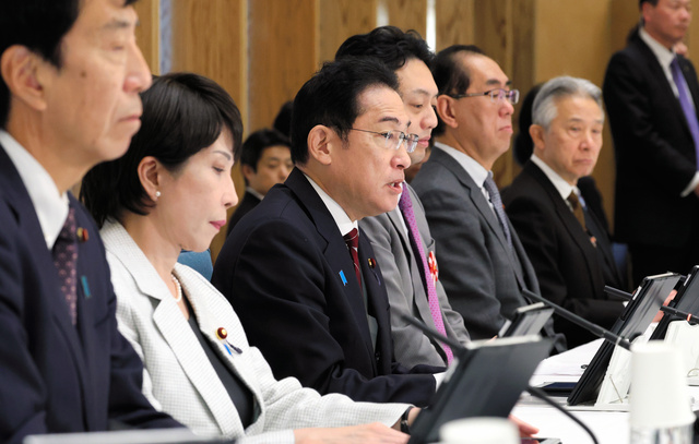 AI戦略会議であいさつする岸田文雄首相（左から3人目）=2023年12月21日午前9時23分、首相官邸、岩下毅撮影