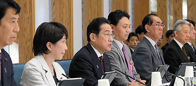 ＡＩ戦略会議であいさつする岸田文雄首相（左から３人目）＝２１日、首相官邸、岩下毅撮影