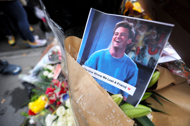 ロサンゼルスの自宅で遺体で発見された、俳優マシュー・ペリーの仮設献花台=2023年10月30日、米ニューヨーク、ロイター