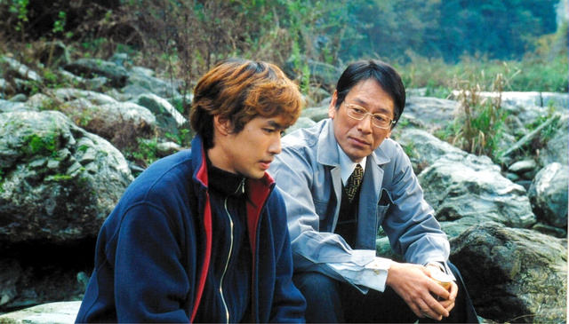 「村の写真集」に出演した大杉漣さん（右）。主人公を演じた海東健さんに「父の思い」を伝える重要な役を担った=（C）2004「村の写真集」製作委員会
