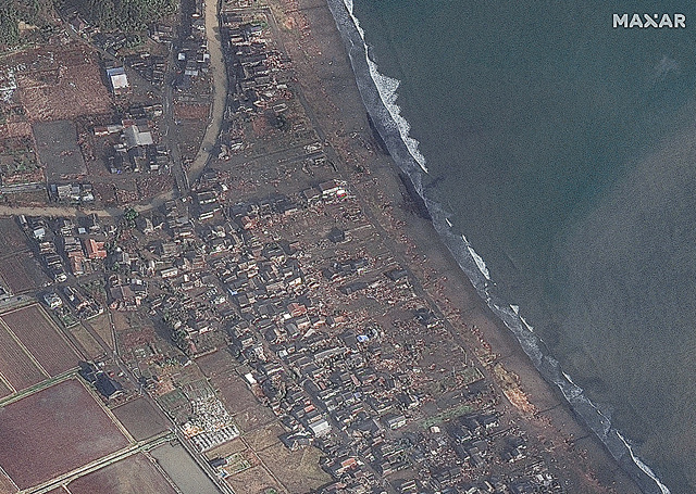 石川県珠洲市宝立町周辺の衛星画像。海岸付近の建物が損壊している＝２日、（Ｃ）２０２４　Ｍａｘａｒ　Ｔｅｃｈｎｏｌｏｇｉｅｓ