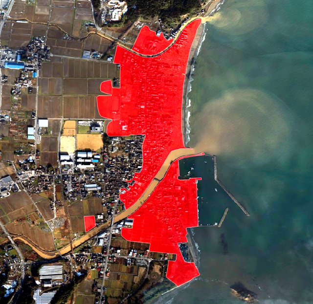国土地理院が撮影した珠洲市の鵜飼（うかい）漁港周辺の航空写真に、大分大の岩佐佳哉助教が分析した津波浸水域を重ねた