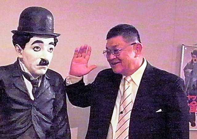 昭和を彩った喜劇人を回顧するイベントで、チャプリンの像にあいさつ＝２０１０年１月、千葉県流山市、園田二郎さん撮影