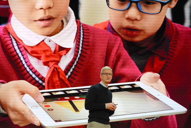 米シカゴで2018年3月、教育現場向けのiPadを発表するアップルのティム・クックCEO（最高経営責任者）。教育アプリが豊富となり、利用者の低年齢化も進んだ=宮地ゆう撮影