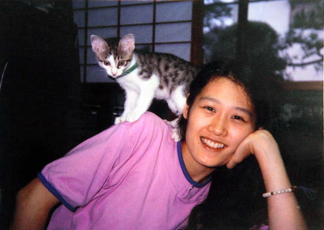 飼い猫と村田恵子さん=恵子さんの両親提供