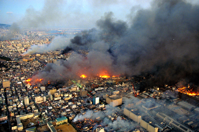 1995年1月の阪神・淡路大震災の後、同時多発火災が発生し、黒煙が上がる神戸市長田区の市街地。写真右下はJR西日本・鷹取工場。黒煙を上げているのは左から水笠通、御屋敷通、日吉町付近、航空写真=1995年1月17日、本社ヘリから