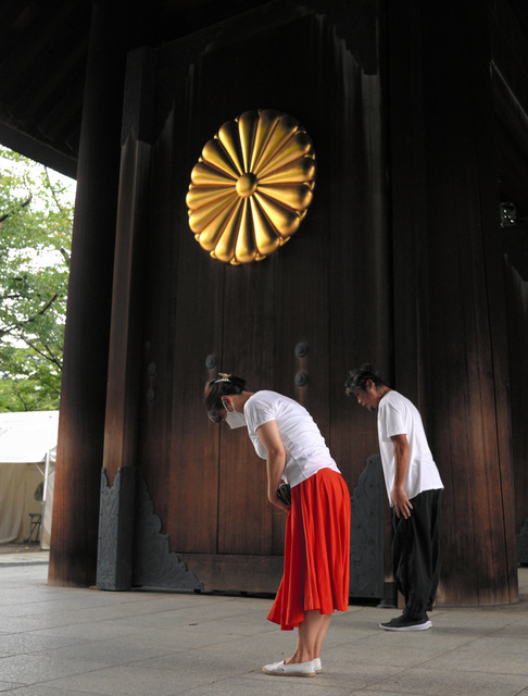 靖国神社を訪れる参拝客=2023年8月15日、東京都千代田区、諫山卓弥撮影