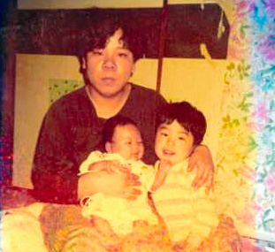幼少時の柴田大輔さん（手前右）、母親のやす子さん、弟の宏亮（ひろあき）さん。宏亮さんは阪神・淡路大震災で3歳で亡くなった。この写真は、自宅の焼け跡から見つかった4枚のうちの1枚=遺族提供