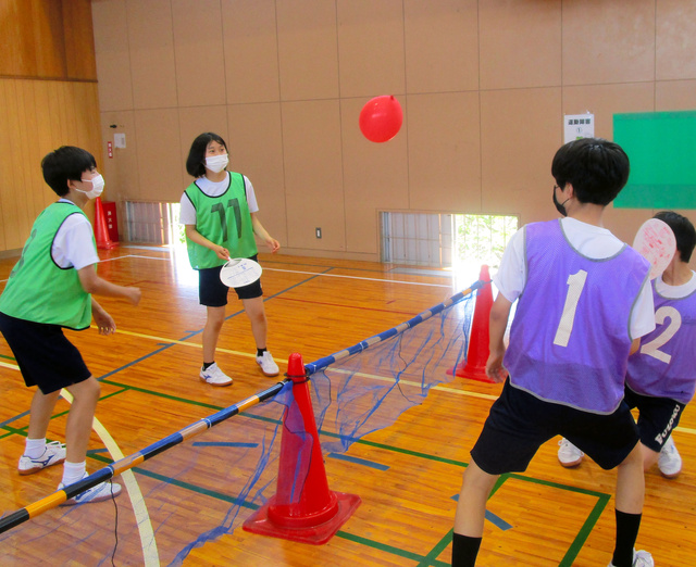 障害者と一緒に楽しむバレーボールを、男女共習の体育で学んだ=茨城大教育学部付属中提供