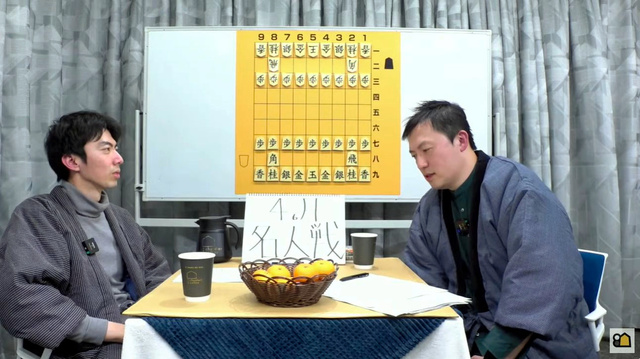 ユーチューブ「囲碁将棋TV」に出演した中村太地八段（左）と文化部の北野新太記者。昨年末、ライブで1年間を振り返った