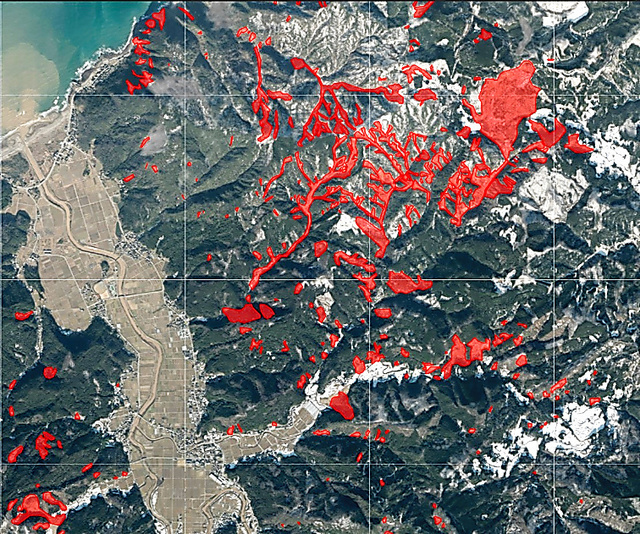 能登半島地震で土砂が崩れ、堆積（たいせき）している場所（赤色部分）。町野川（左）の支流の上流域に集中している＝石川県輪島市町野町付近、国土地理院が公開した空中写真（１月２日撮影）と斜面崩壊・堆積分布図から