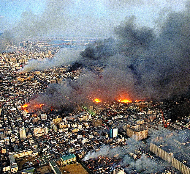 同時多発火災が発生し、黒煙が上がる神戸市長田区の市街地＝１９９５年１月１７日、本社ヘリから
