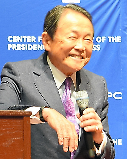 講演で、質問に笑顔を見せる自民党の麻生太郎副総裁＝１０日、米連邦議会議事堂