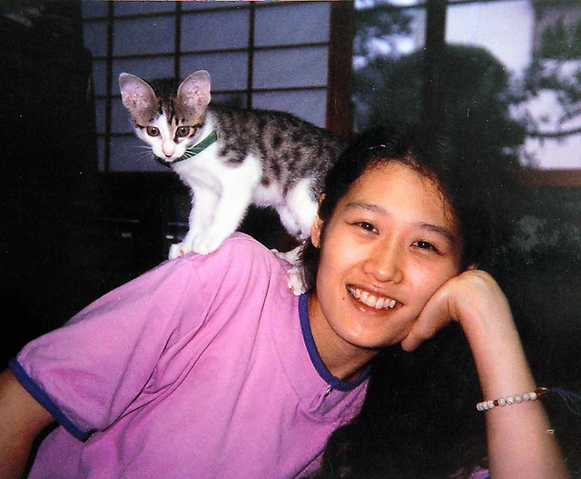 飼い猫と村田恵子さん＝恵子さんの両親提供