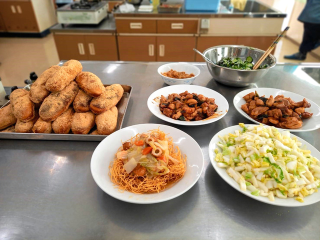 荏田南中学校「校内ハートフル」の生徒たちが考案し、調理した給食のメニュー=今井あすかさん提供
