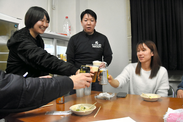 能登半島地震の避難所にできた「語ろう亭」で乾杯する人たち=2024年1月19日、石川県七尾市