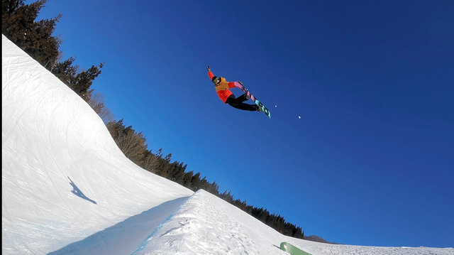 Rから高くジャンプするスノーボーダー=山形県鶴岡市、湯殿山スキー場提供