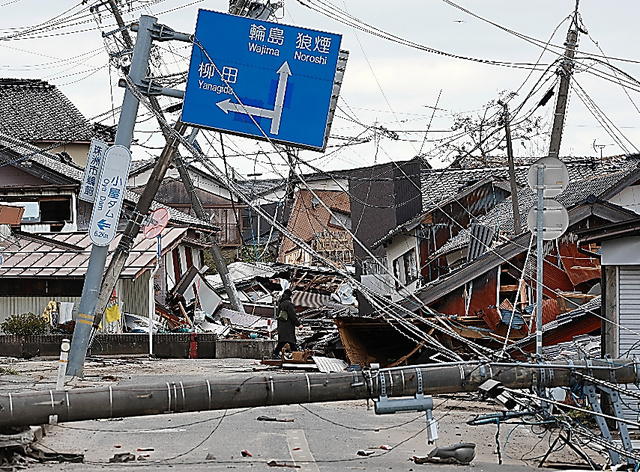 多くの家屋や電柱が倒壊したままの珠洲市内＝２０日午前、石川県珠洲市宝立町、細川卓撮影