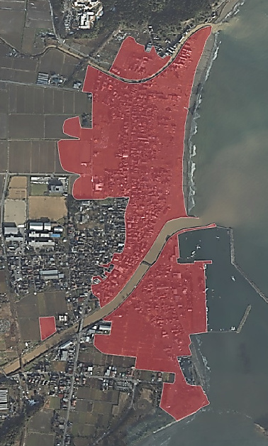 国土地理院が撮影した石川県珠洲市の航空写真。日本地理学会のグループが分析した浸水域を重ねた