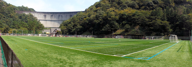 下北山スポーツ公園のサッカーグラウンド=奈良県下北山村、同公園提供