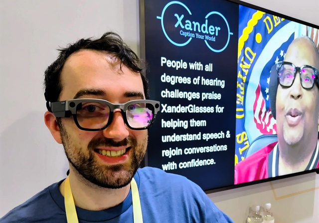 AIメガネをかける米ベンチャー「Xander」の技術者カーチス・アイクナーさん。会話の内容が文字として表示される=2024年1月11日、ラスベガス、小林哲撮影