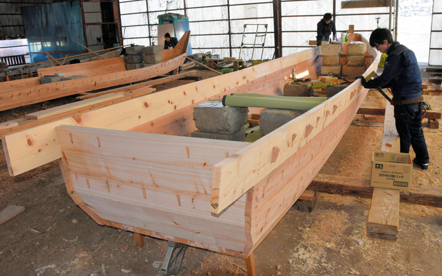 造船所では、船大工たちが木の板を加工し、船を組み立てていた=2024年1月11日、長野県高森町下市田、佐藤仁彦撮影