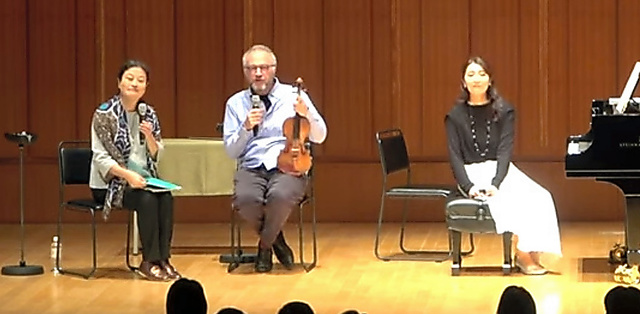バイオリンを学ぶ子どもたちとやりとりするコリヤ・ブラッハーさん（中央）。右はピアノ伴奏の島田彩乃さん＝東京都中央区、主催者提供