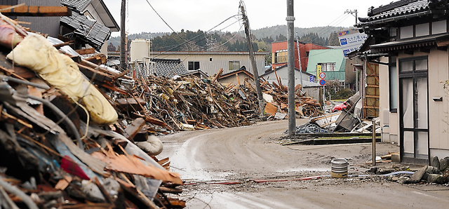 能登半島地震で大きな被害を受けた地域では、いまだにがれきの多くが手つかずのところがある＝６日、石川県珠洲市宝立町
