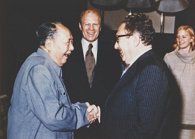 1975年、北京で毛沢東と握手するキッシンジャー（右）。毛沢東はソ連とも関係改善を図ろうとするキッシンジャーに不信感を抱いていたとされる=ロイター