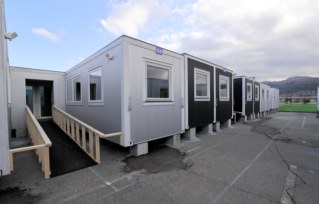 海沿いに造られた仮設住宅。この日、被災者の入居が始まった=2024年2月3日、石川県輪島市、小宮路勝撮影