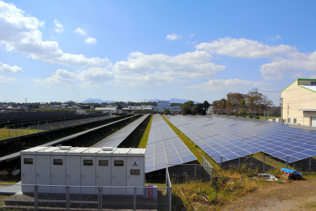 熊本市近郊の企業が営むメガソーラー。出力制御の頻発で、2023年4月の売電収入は前の年の55%まで落ち込んだ=2023年10月、熊本県