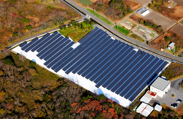 鳥取県米子市にある東洋生興の太陽光発電所（1600キロワット）では、昨年3〜6月に出力制御が相次いだ=同社提供