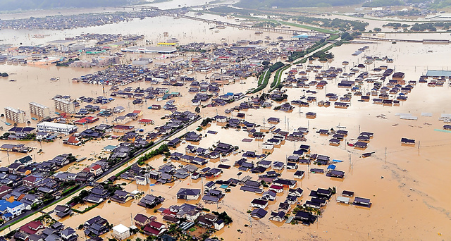 西日本豪雨で堤防が決壊して市街地が水につかった岡山県倉敷市＝２０１８年７月