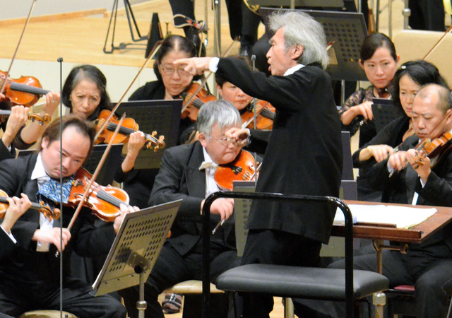 セイジ・オザワ松本フェスティバル（OMF）のオーケストラコンサートで、熱のこもった指揮を披露する総監督の小澤征爾さん=2017年8月25日、長野県松本市