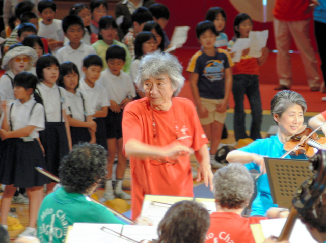 「子どものための音楽会」で指揮する小澤征爾さん=2005年7月22日午前11時57分、水戸市