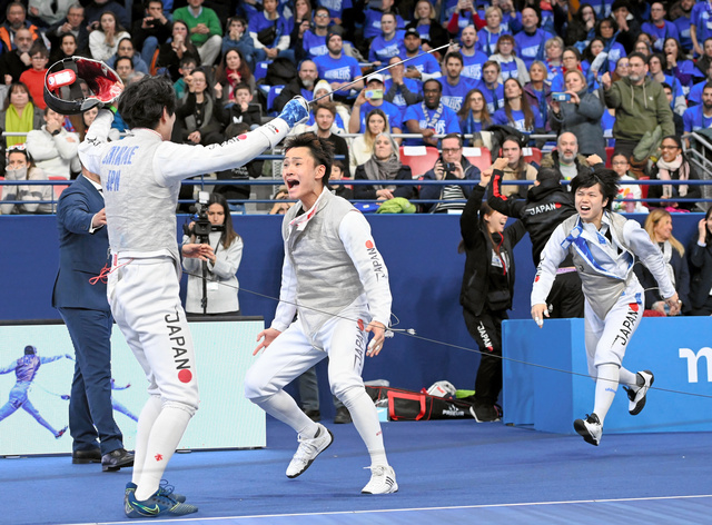 1月のW杯パリ大会で準優勝したフルーレ男子の日本チーム。勝利した試合で敷根（左）に駆け寄る松山（中央）と飯村=日本フェンシング協会提供