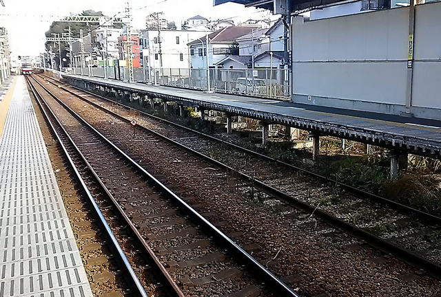 京急逗子線の上り線。レールが３本あり、国際標準軌と狭軌のどちらの電車も走ることができる＝横浜市の六浦駅、原武史氏撮影
