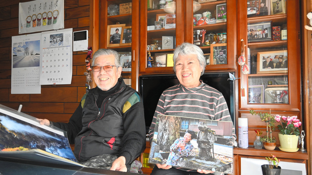 受賞作品を手にする江川多嘉さん（右）と、夫の清さん=2024年2月15日、宇都宮市さるやま町、由利英明撮影