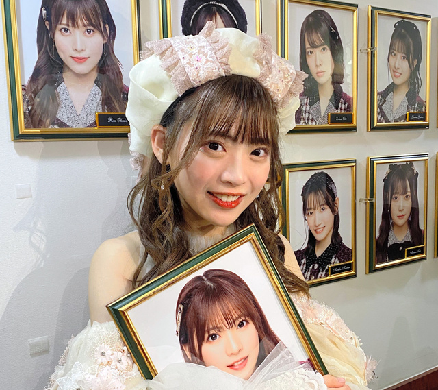 卒業公演を終え、AKB48劇場の写真額を外した馬嘉伶（まちゃりん）=2024年2月20日、東京都千代田区　（C）AKB48