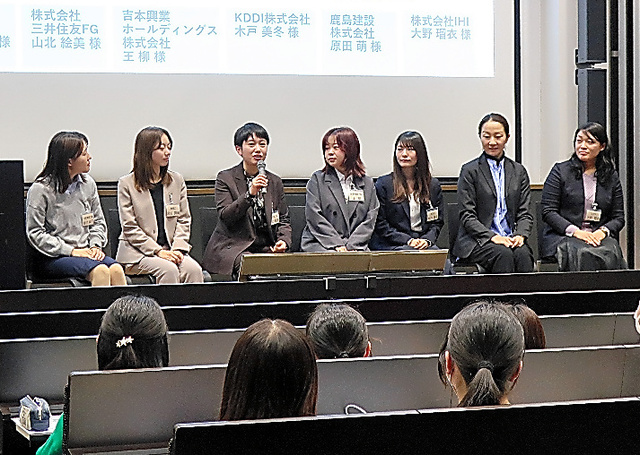 高校生の質問に答える大手企業勤務の女性たち＝１月２０日、東京都目黒区