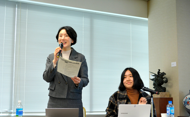 朝日新聞社であいさつする韓国女性記者協会のキム・ギョンヒ会長（左）=2024年1月19日、東京都中央区、日高奈緒撮影