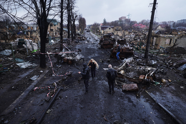 ウクライナ軍とロシア軍が激しく戦った通りには、黒ずんだ焼け跡が残っていた=2022年4月8日、ウクライナ・ブチャ、竹花徹朗撮影